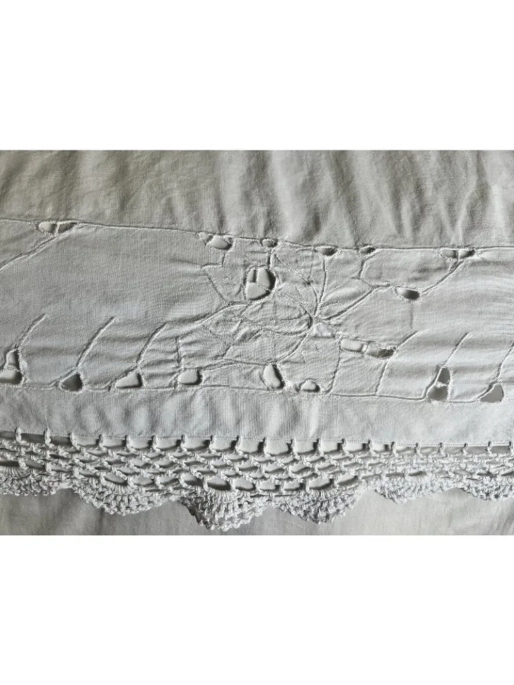 FULL Double Bedskirt White Delicate Cutwork Crocheted Edge 100% Cotton 14” Drop